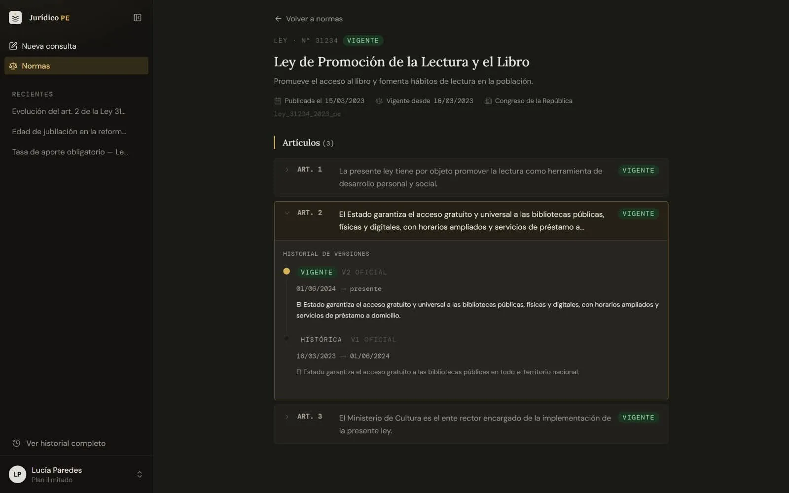 Vista de una norma en JurídicoPE con sus artículos y el historial de versiones, en tema oscuro