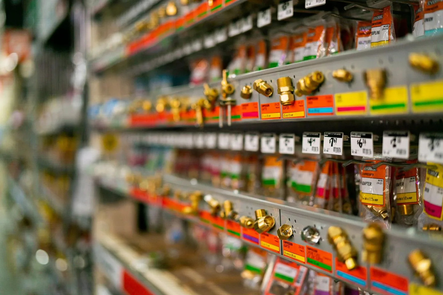 Estantes de una ferretería con accesorios de gasfitería ordenados
