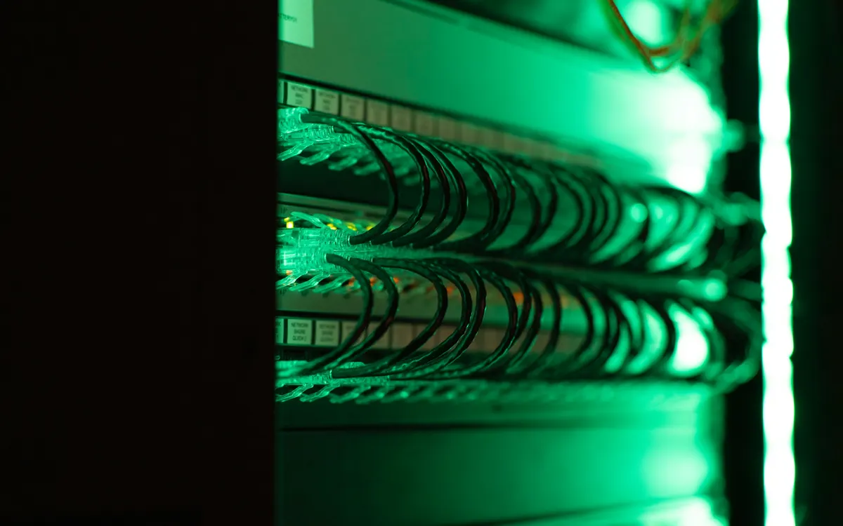 Rack de servidores con cableado ordenado en un centro de datos